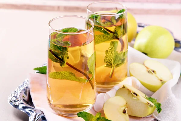 Gläser Apfelsaft mit Früchten und frischer Minze auf dem Tisch aus nächster Nähe — Stockfoto