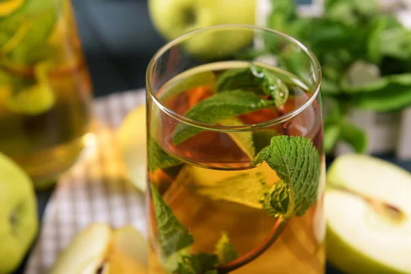 Gläser Apfelsaft mit Früchten und frischer Minze auf dem Tisch aus nächster Nähe — Stockfoto