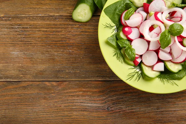 Verse groentesalade op tafel close up — Stockfoto