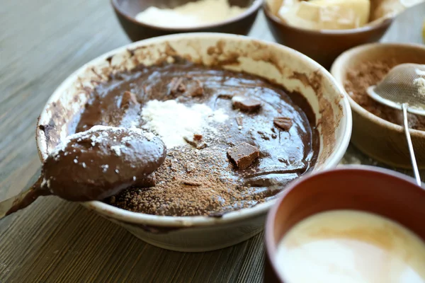 Preparando a massa de farinha de torta de chocolate na mesa de perto — Fotografia de Stock