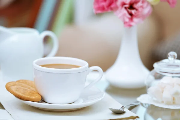 Kopje koffie op tafel — Stockfoto