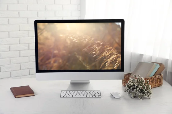 Local de trabalho com computador moderno — Fotografia de Stock