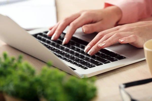 Mulher usando laptop — Fotografia de Stock