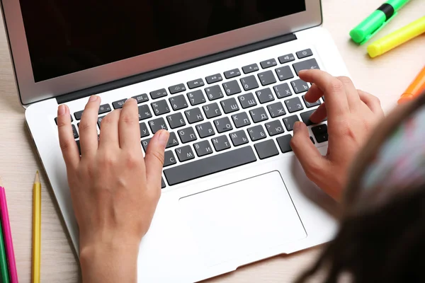 Donna utilizzando il computer portatile — Foto Stock