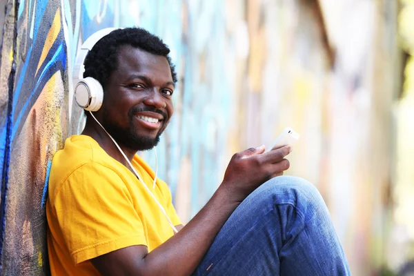 African American man listening music — Stock Photo, Image