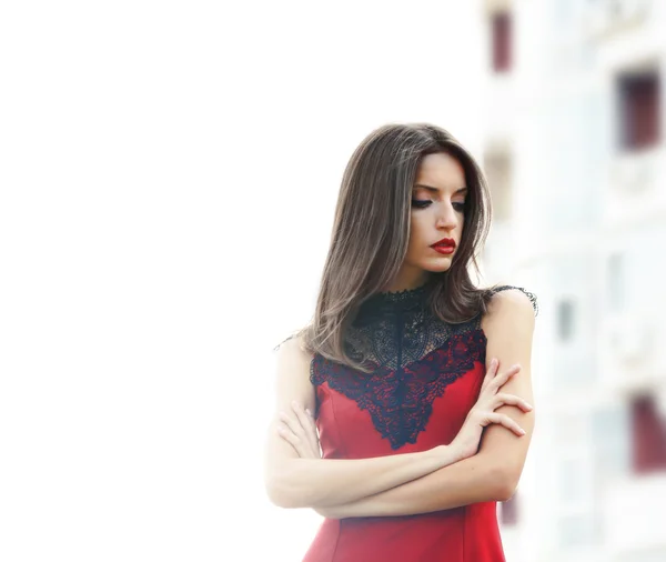 Menina bonita posando na rua da cidade — Fotografia de Stock