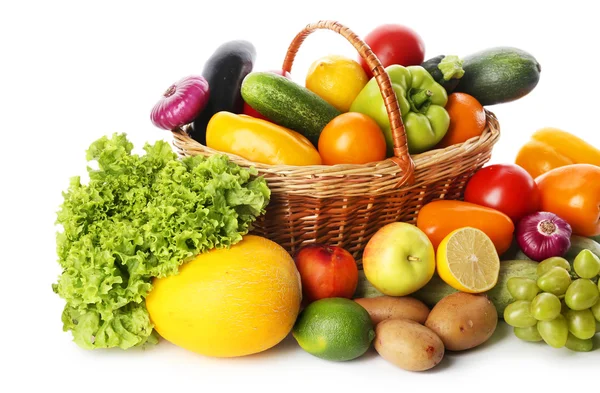 Свежие овощи и фрукты изолированы на белом — стоковое фото