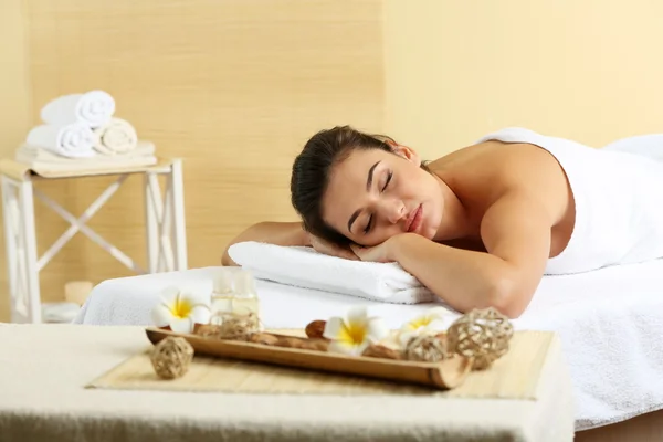 Jonge vrouw op massagetafel — Stockfoto