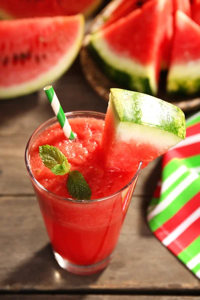 Vaso de jugo de sandía en la mesa de madera, primer plano — Foto de Stock