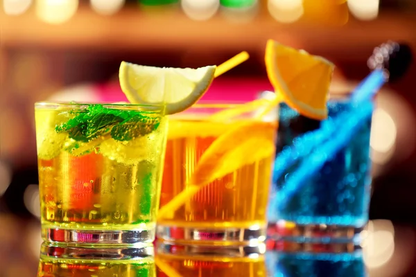 Glasses of cocktails on bar background — Stock Photo, Image