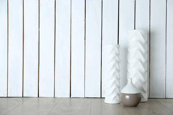 Schöne Vasen in der Nähe der Wand — Stockfoto