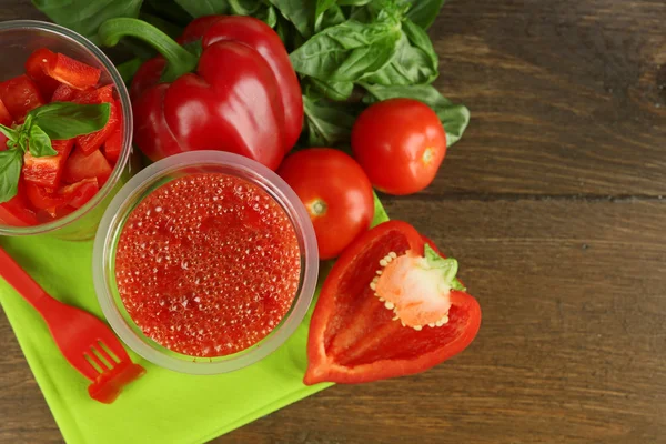 Salada de legumes e frutas e bebida fresca saudável em copos de plástico em fundo de madeira. Conceito de dieta colorida — Fotografia de Stock