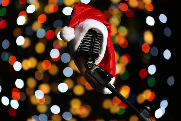 Micrófono decorado con sombrero de Navidad —  Fotos de Stock