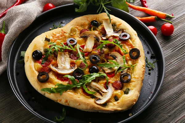 Pizza en forma de corazón en bandeja de metal sobre fondo de madera —  Fotos de Stock