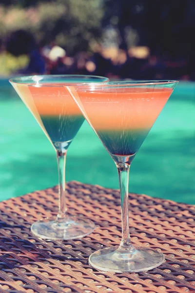 Cocktails auf Schwimmbad — Stockfoto