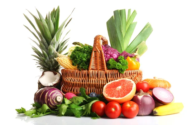 Fruits juteux et légumes savoureux isolés sur blanc — Photo