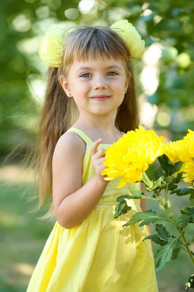 Kleines Mädchen mit Blumen — Stockfoto