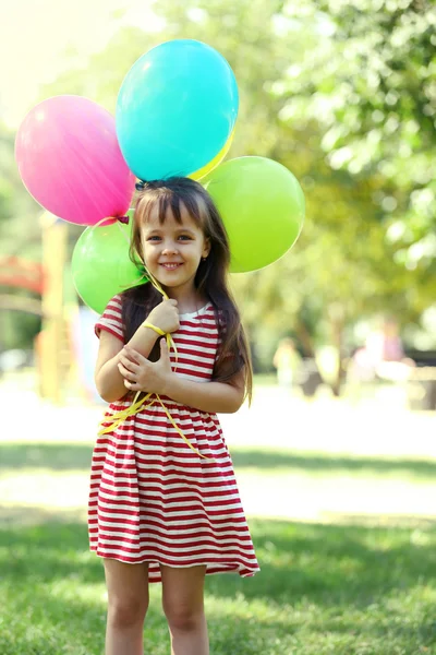 Liten flicka med ballonger — Stockfoto