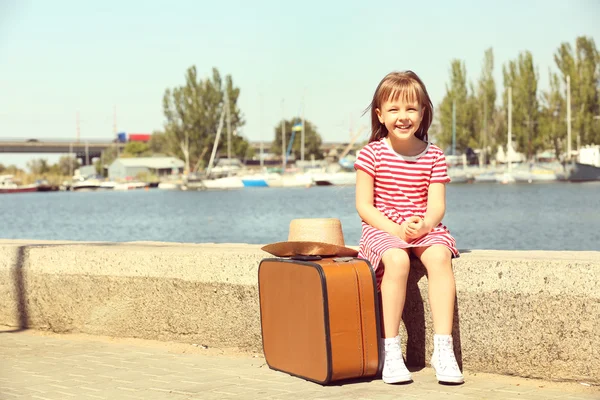 Menina com mala de viagem — Fotografia de Stock