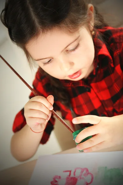 Schattig klein meisje schilderij foto — Stockfoto