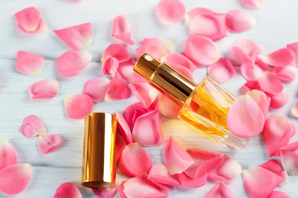 Lahvičku parfému a růží — Stock fotografie
