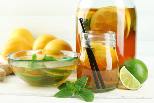 Tè freddo con limone su sfondo di legno chiaro — Foto Stock