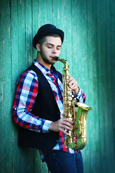 Bonito homem de chapéu joga sax — Fotografia de Stock