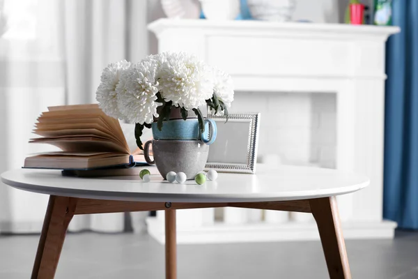 Beautiful flowers in vase — Stock Photo, Image