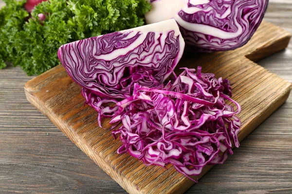 Red cabbage and parsley on wooden table — Stock Photo, Image