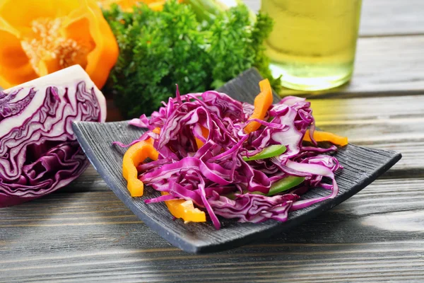 Rotkohlsalat in Großaufnahme auf Teller serviert — Stockfoto