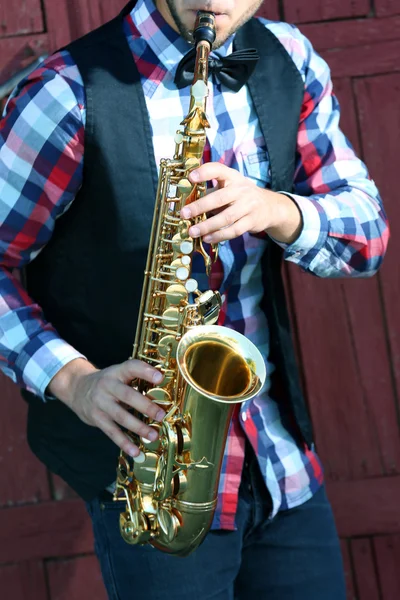 Saxofonista toca jazz — Fotografia de Stock