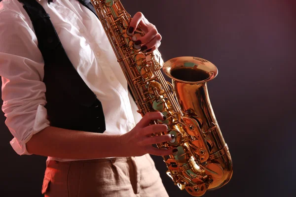 Saxofón en manos femeninas — Foto de Stock