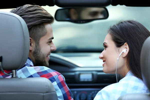 Pareja en coche cabriolet — Foto de Stock