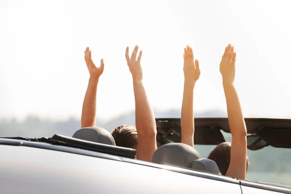 Casal em carro cabriolet — Fotografia de Stock