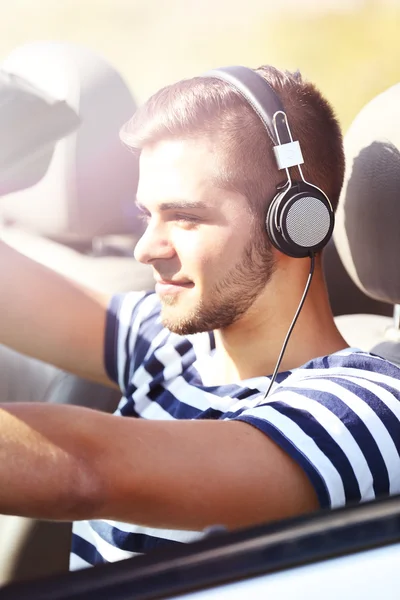 Hombre con auriculares en coche — Foto de Stock