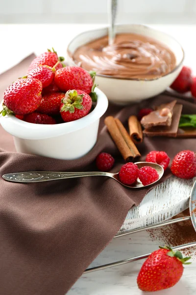 Bella composizione con crema di cioccolato e lamponi — Foto Stock