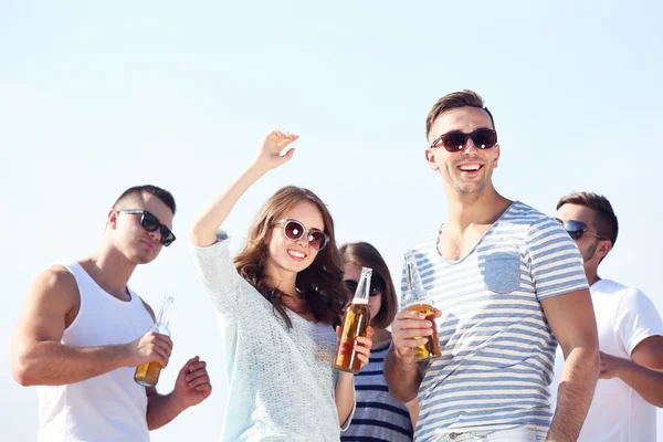 Pretty Young people with beer — Stock Photo, Image