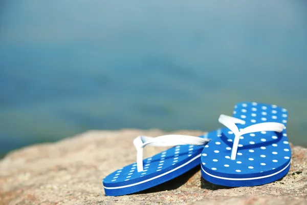 Helle Flip-Flops auf Stein, Naturhintergrund — Stockfoto