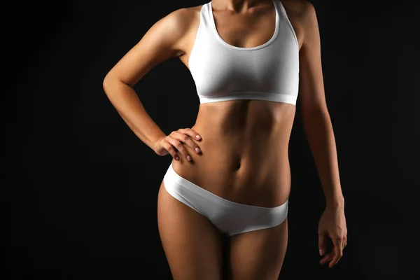 Slim corpo femminile in bella lingerie bianca su sfondo nero — Foto Stock