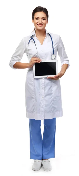 Tıp doktoru bir tablet üzerinde beyaz izole tutmak gülümseyen — Stok fotoğraf