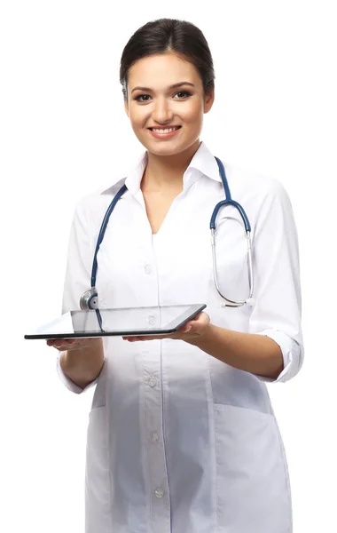 Улыбающийся врач держит таблетку, изолированную на белом — стоковое фото