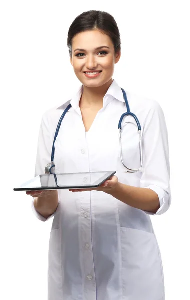 Médico sorridente segurando um comprimido isolado em branco — Fotografia de Stock