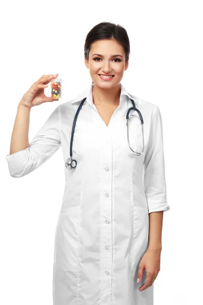 Médico sorridente segurando pílulas isoladas em branco — Fotografia de Stock