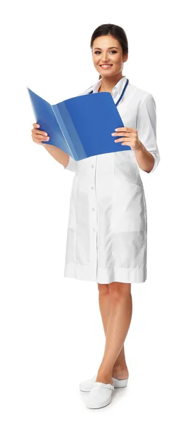 Médico sorridente segurando uma pasta isolada em branco — Fotografia de Stock