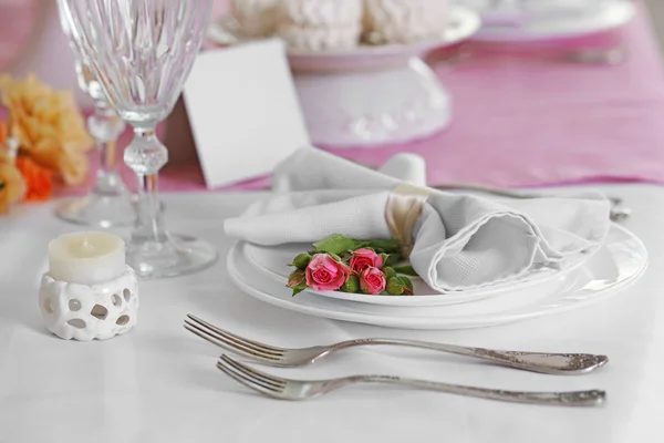 Bela mesa servida para casamento ou outra celebração no restaurante — Fotografia de Stock