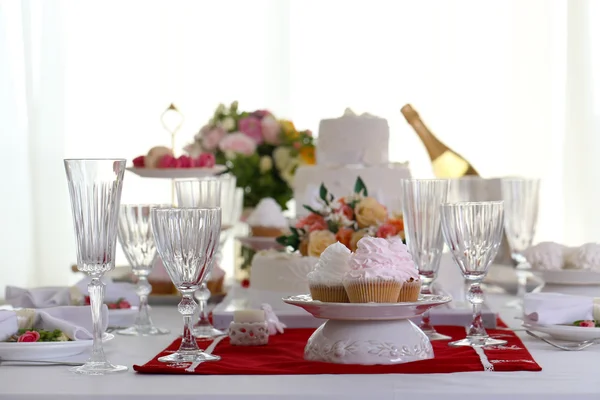 Hermosa mesa servida para la boda u otra celebración en el restaurante — Foto de Stock