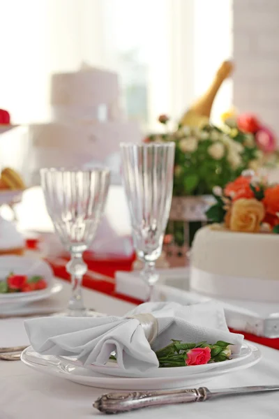 아름 다운 레스토랑에서 결혼식 또는 다른 축 하에 대 한 테이블을 제공 — 스톡 사진