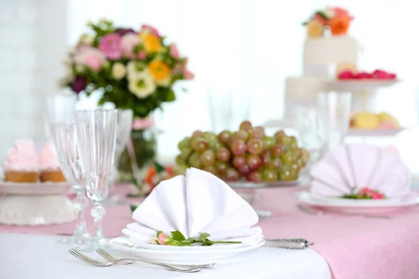 Bellissimo tavolo servito per matrimoni o altre celebrazioni nel ristorante — Foto Stock
