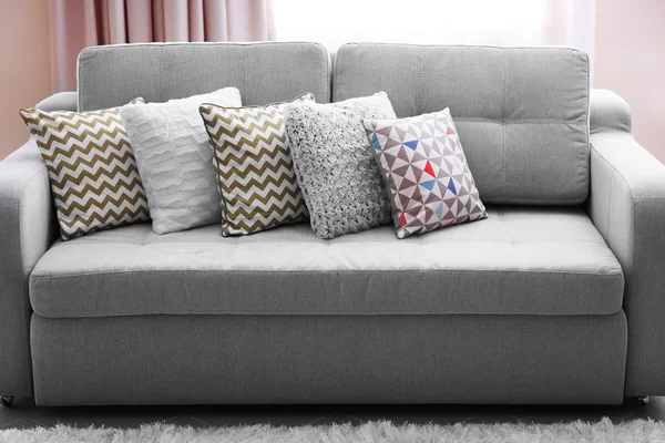 Sofa z kolorowe poduszki — Zdjęcie stockowe