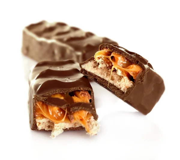 Schokoladenstücke isoliert auf weiß — Stockfoto